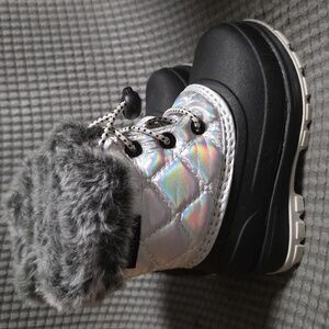 Ozark Trail Infant/Toddler Iridescent Silver & Black Boots..6